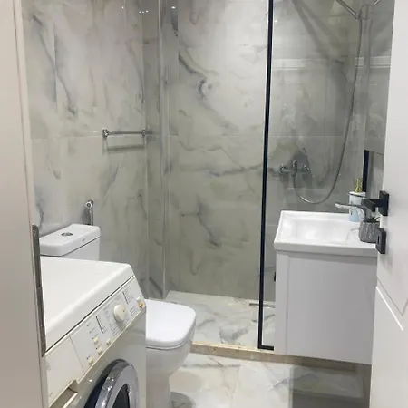 Seaside Aaron Apartman Golem